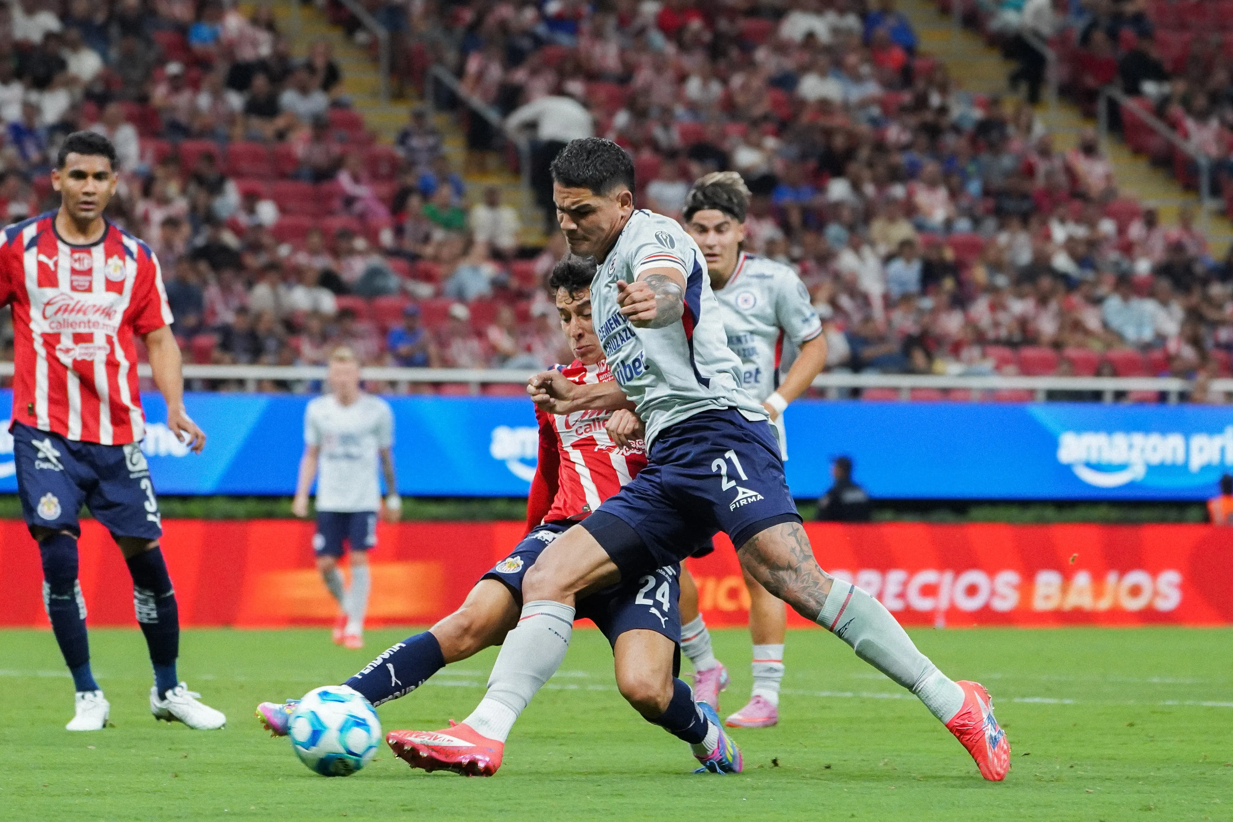 Cruz Azul buscará imponerse ante unas Chivas que llegan en medio de un impulso anímico. (Imago7)