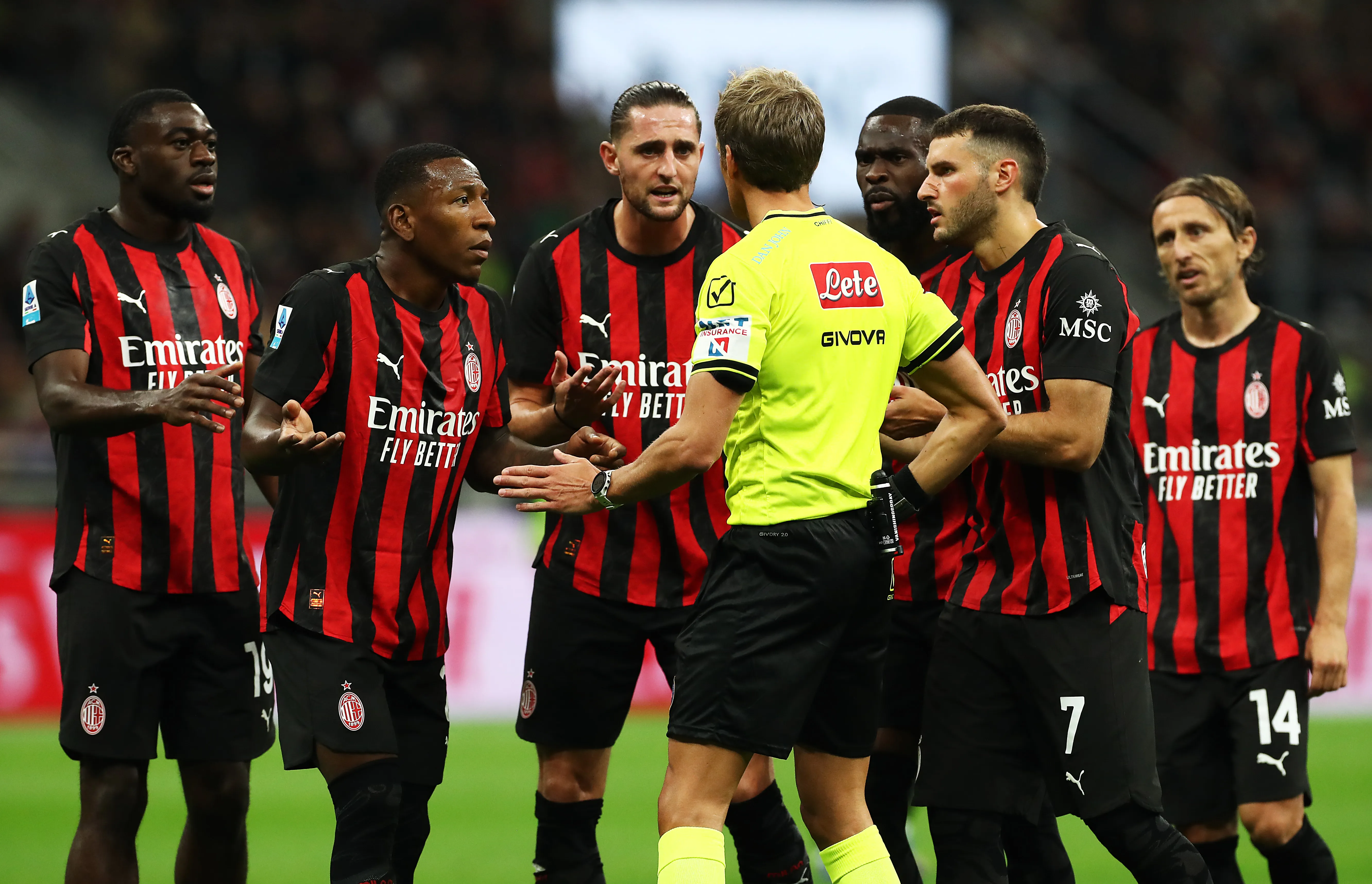 Pervis Estupiñán habló de la relación cercana con Santiago Giménez en Milan. (Getty Images)