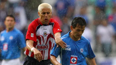 Las únicas tres veces que Chivas y Cruz Azul jugaron por liguillaAdolfo Bautista (I) de Chivas e Israel Lopez (D) de Cruz Azul disputan el balon (Foto: Mario Castillo/JAM MEDIA)