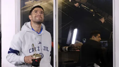 El futbolista uruguayo saldrá como titular contra el Rebaño pero no portará el gafete de capitán.