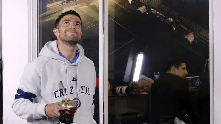 El futbolista uruguayo saldrá como titular contra el Rebaño pero no portará el gafete de capitán.