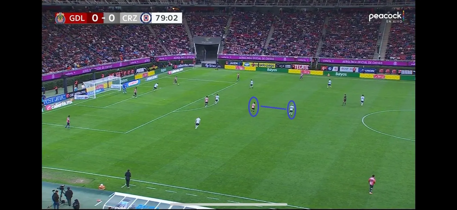 Gonzalo Piovi anulando a Roberto Alvarado en Chivas (Impresión de pantalla)