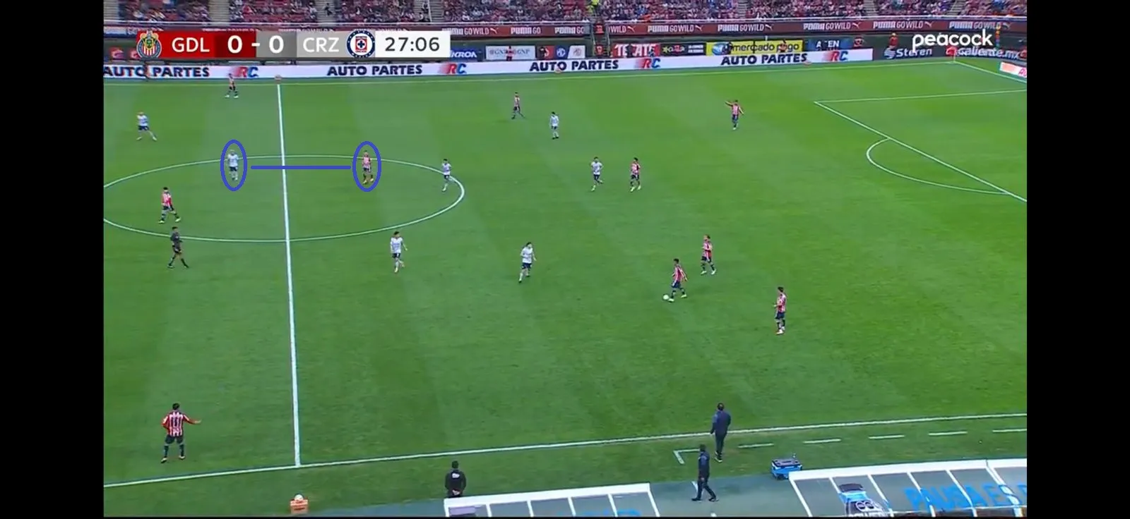 Gonzalo Piovi realizándole marca personal a Roberto Alvarado (Impresión de pantalla)