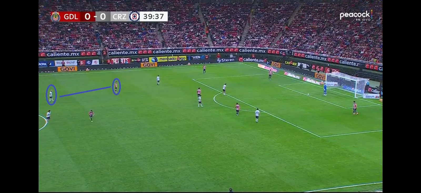 Gonzalo Piovi presionando a Roberto Alvarado (Impresión de pantalla)