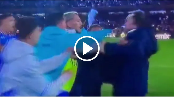 Milito se llevó una bofetada al final del Cruz Azul vs. Chivas.