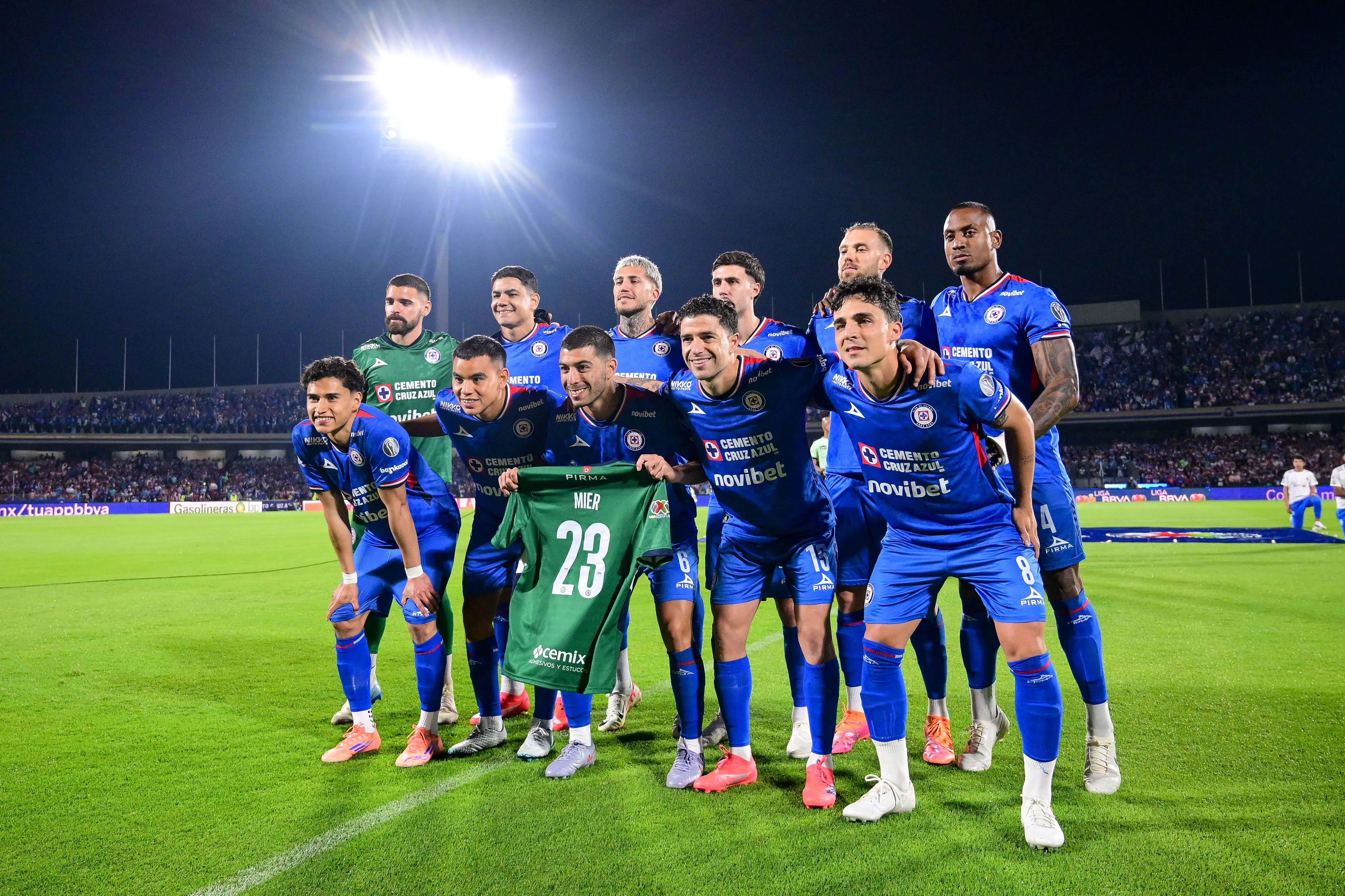 El gesto de todo Cruz Azul con Kevin Mier (Imago 7)