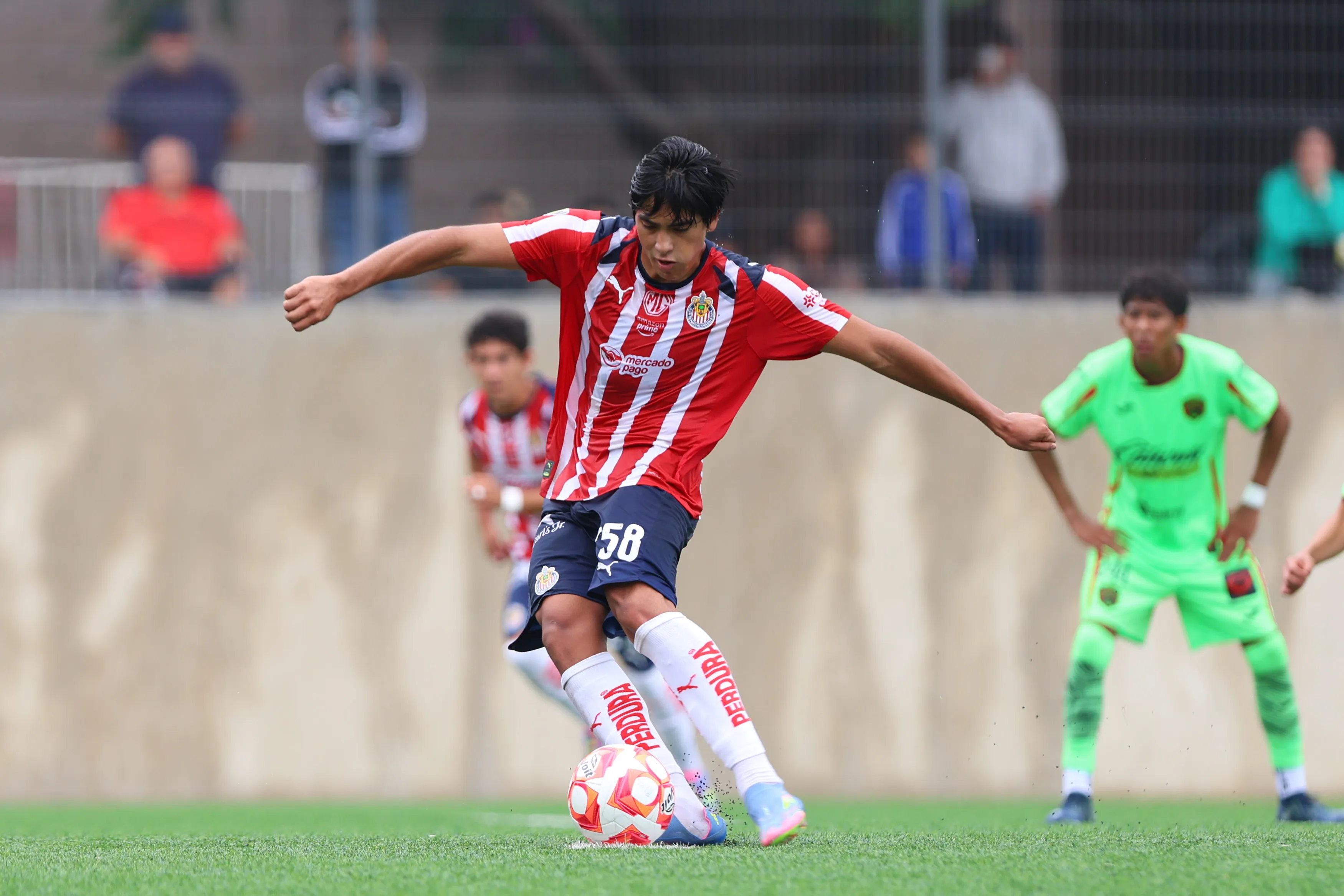 Leonel Calderón, nombre que interesa en Cruz Azul, con la camiseta de Chivas Sub-19. (Imago7)