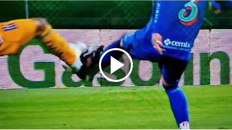 Dura entrada en el Tigres vs. Cruz Azul por Liguilla.