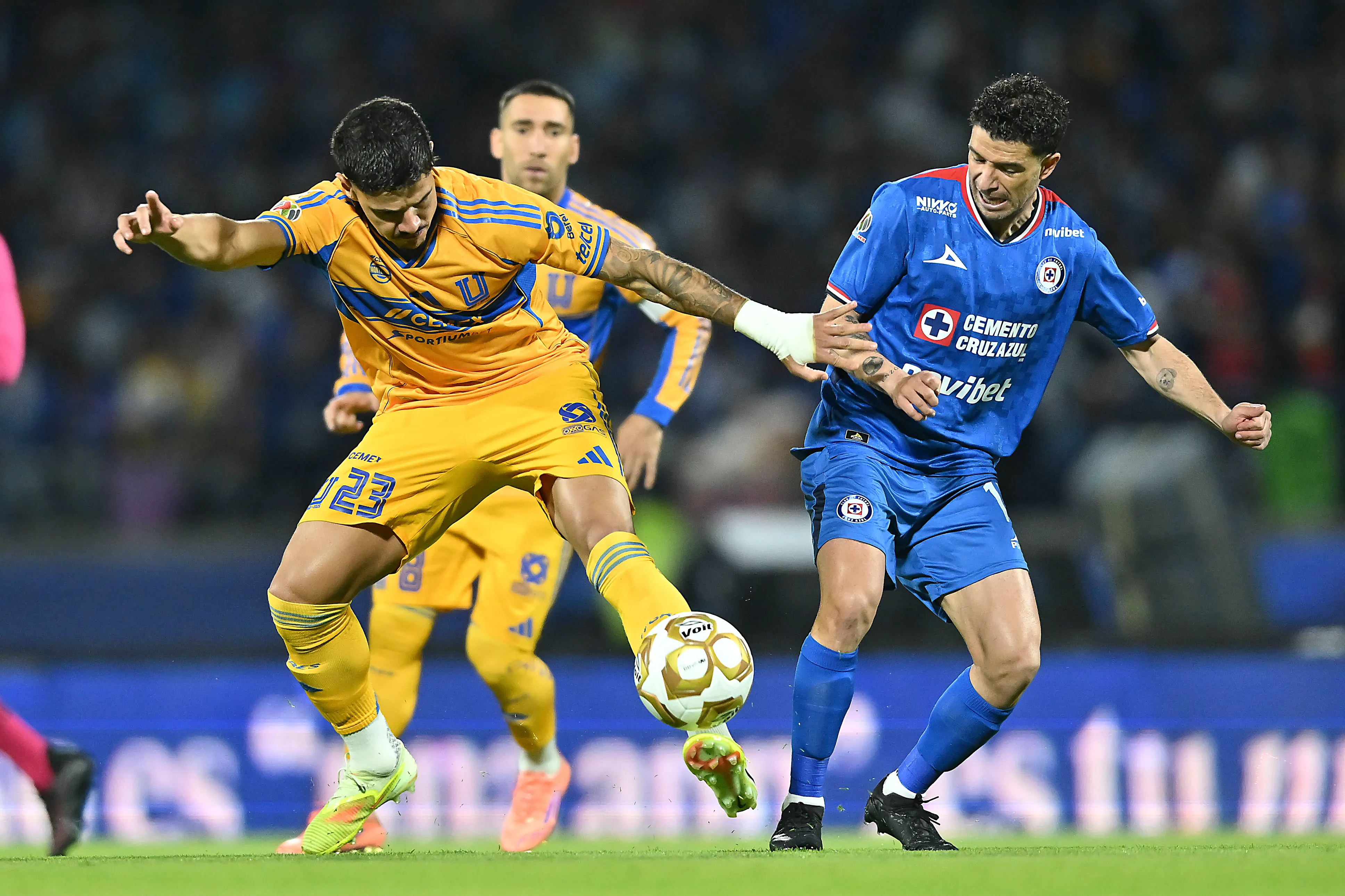 Cruz Azul visitará Nuevo León con la obligación de ganar: el empate global favorece a Tigres por la tabla general. (Imago7)