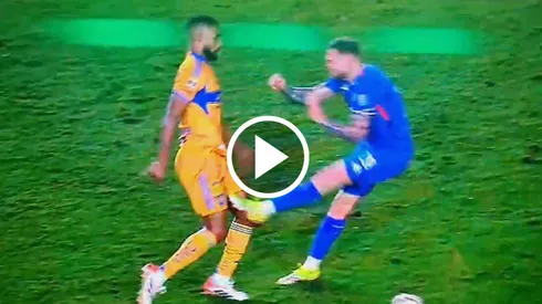 El jugador de Cruz Azul entró con fuerza excesiva y pudo ser expulsado.