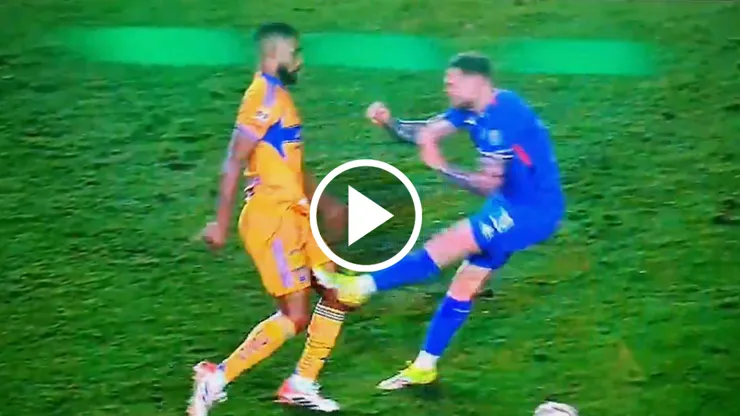 El jugador de Cruz Azul entró con fuerza excesiva y pudo ser expulsado.