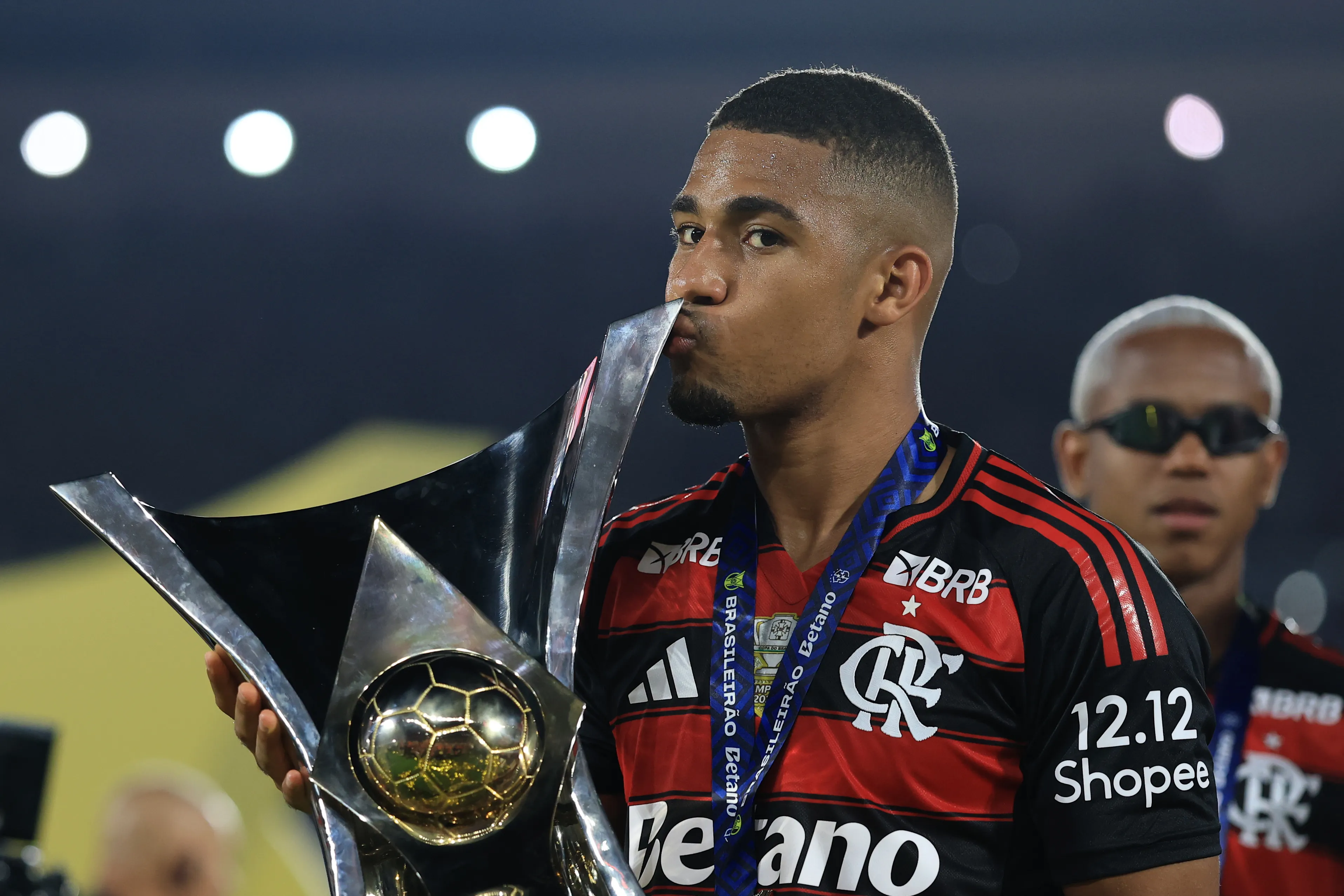 Samuel Lino besa el trofeo del Brasileirao. Es el mejor cotizado de Flamengo. (Getty Images)