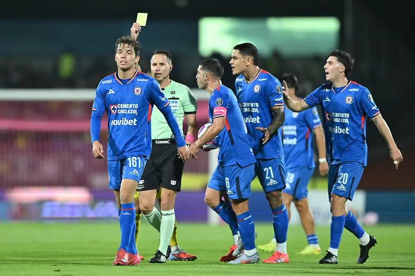 Jorge Rodarte, durante el partido correspondiente a la jornada 13 del torneo Apertura 2025 ante América (IMAGO7).