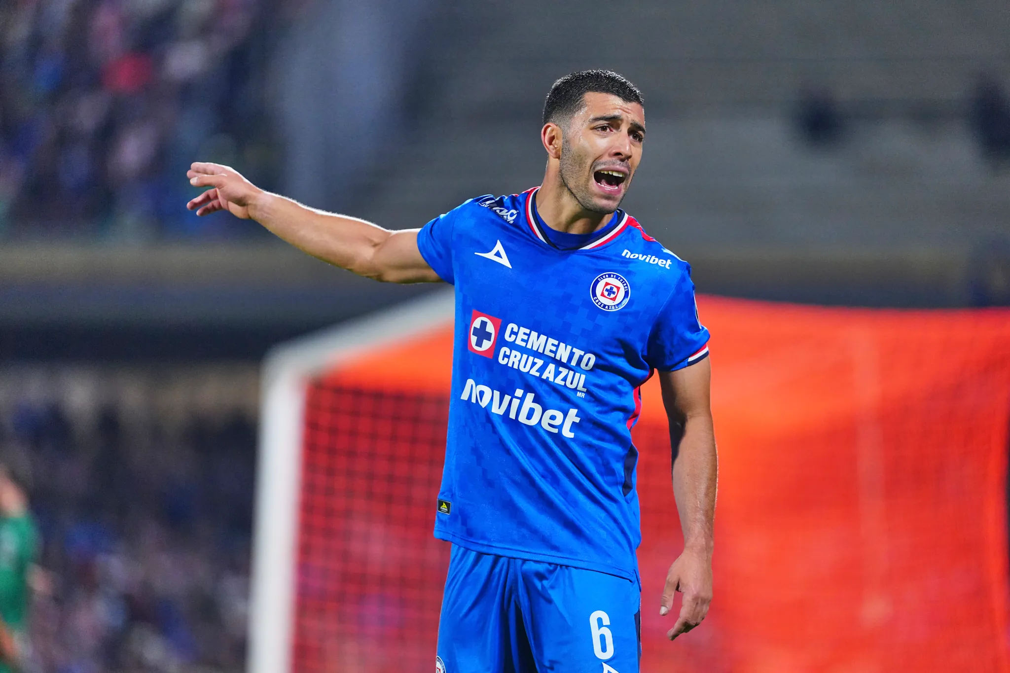 Erik Lira se ha ganado su lugar como referente en el vestidor de Cruz Azul. (Imago7)