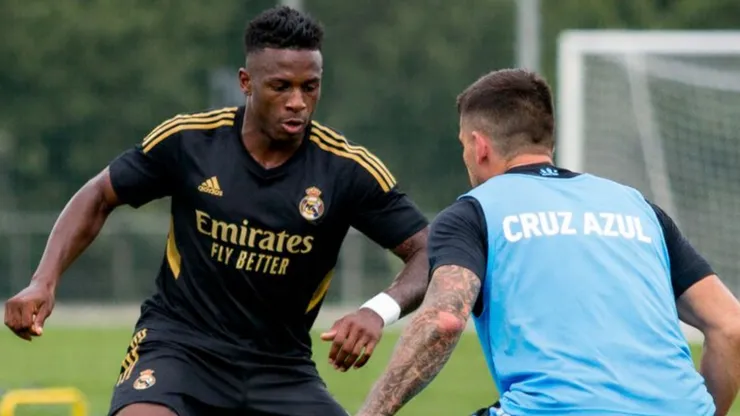 El defensor de Cruz Azul y el delantero del Real Madrid se vistieron con el mismo atuendo en la noche más alegre del año.