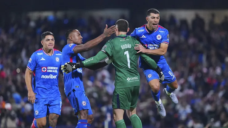 Adrián Esparza reveló intimidades del plantel de Cruz Azul.