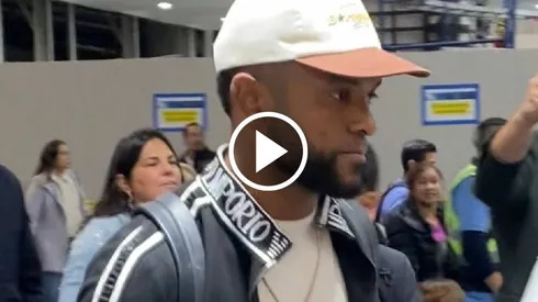 El colombiano causó revuelo en el aeropuerto ante la prensa.