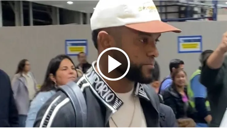 El colombiano causó revuelo en el aeropuerto ante la prensa.