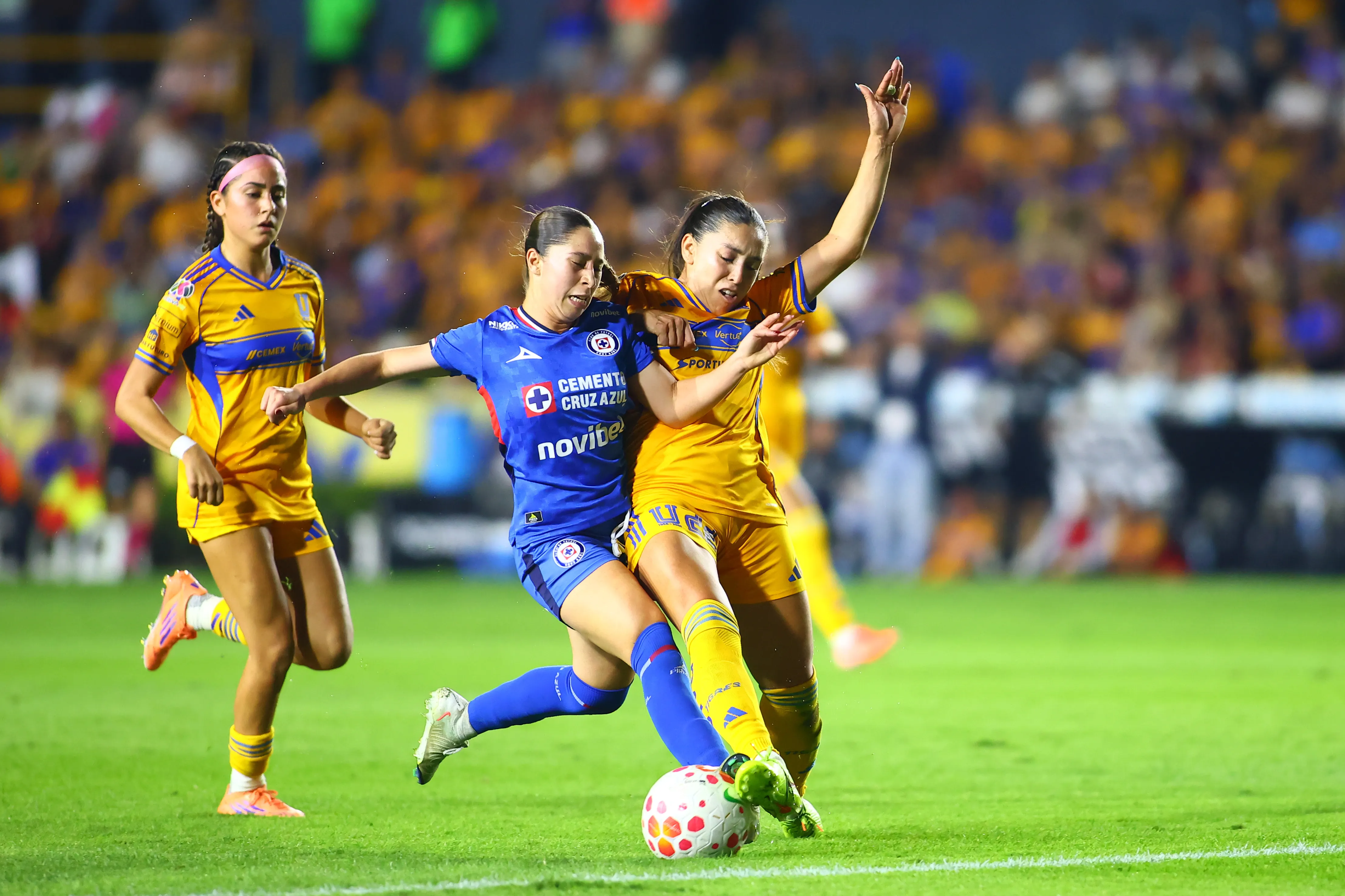 Alejandra Lomelí preocupó a todo Cruz Azul tras salir lesionada ante Tigres en las semifinales del Apertura 2025. (Imago7)