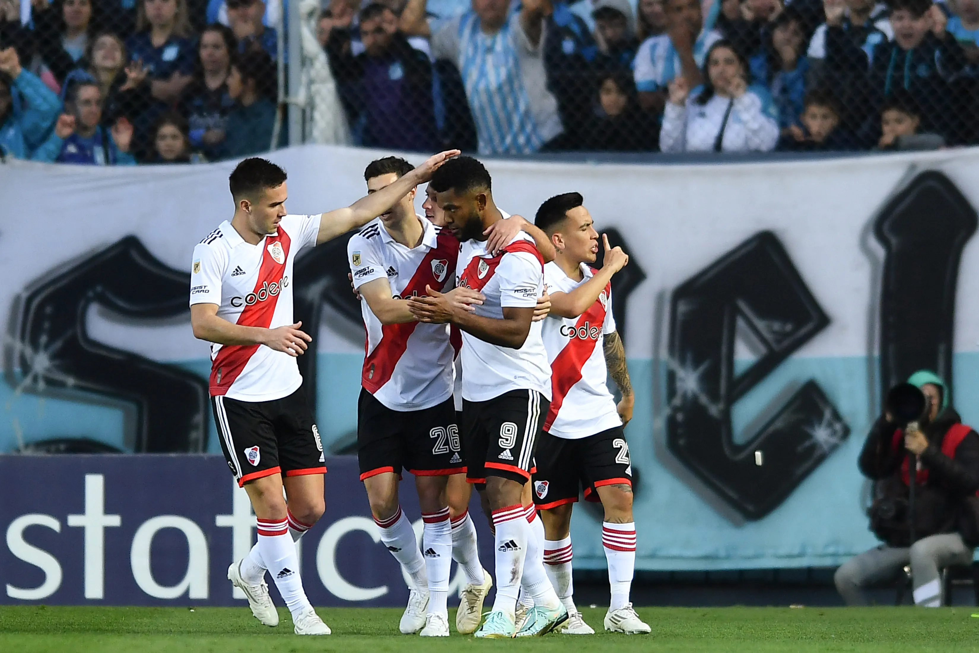 Miguel Borja, Agustín Palavecino y José Paradela compartieron vestidor durante un año en River Plate. (Getty Images)
