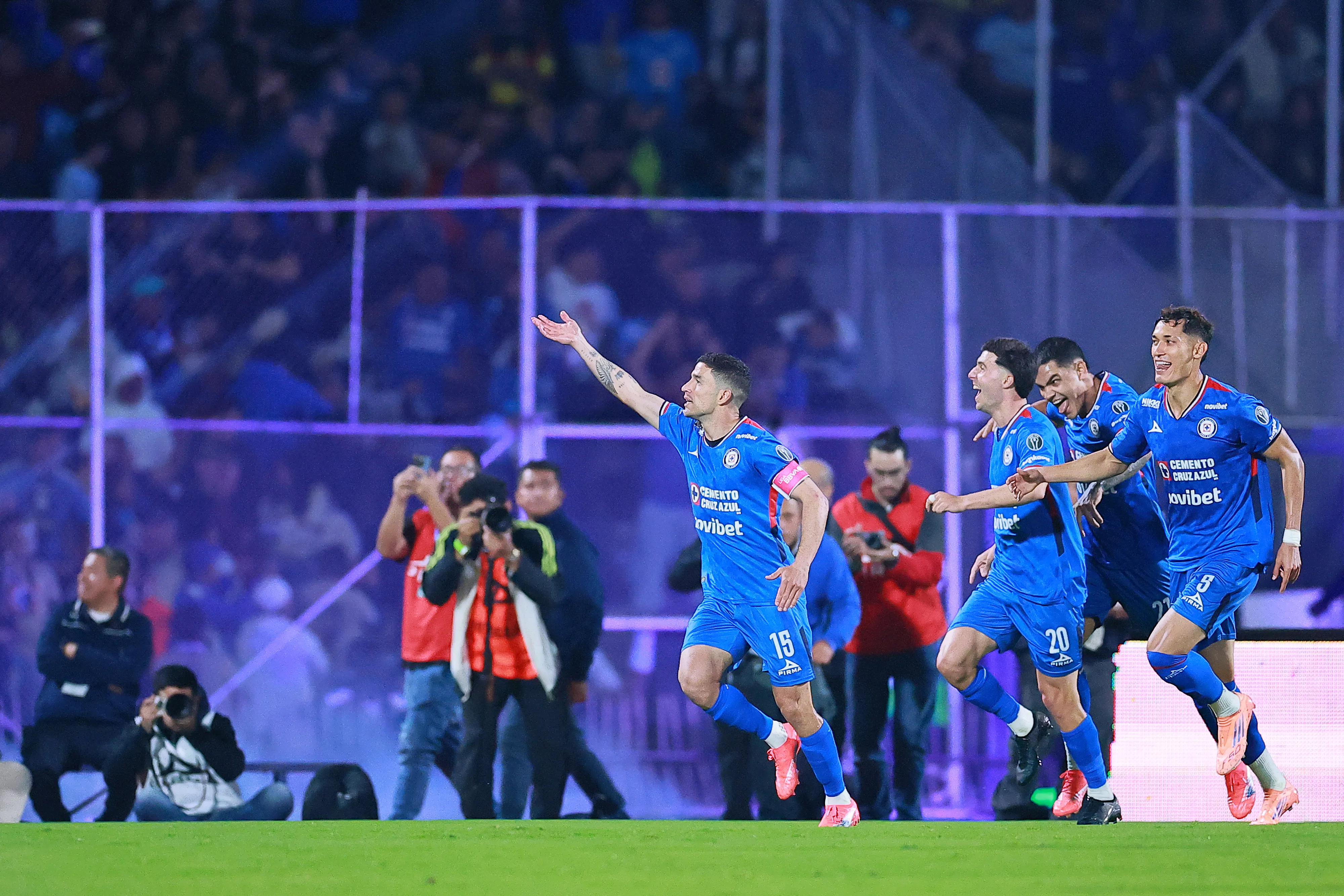 El último gol que marcó Rivero en Cruz Azul fue para ganar el Clásico Joven ante América (Getty Images)