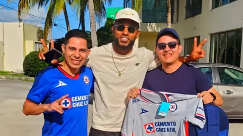 Miguel Borja regresó de Colombia para firmar su vínculo con Cruz Azul.
