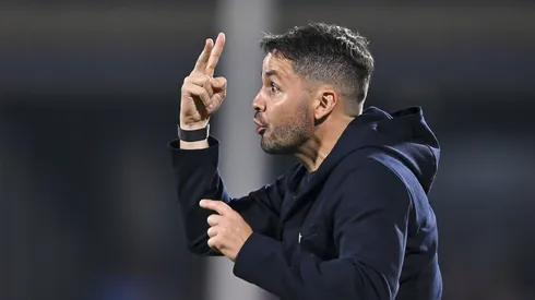 Nicolás Larcamón maneja 2 alternativas para resolver un problema que él mismo expuso.
