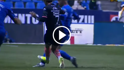 Erik Lira recibió una tremenda patada.
