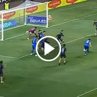 El gol con "ayuda" de José Paradela ante Puebla