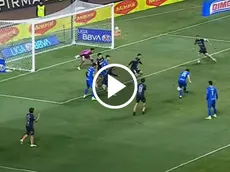 El gol con "ayuda" de José Paradela ante Puebla