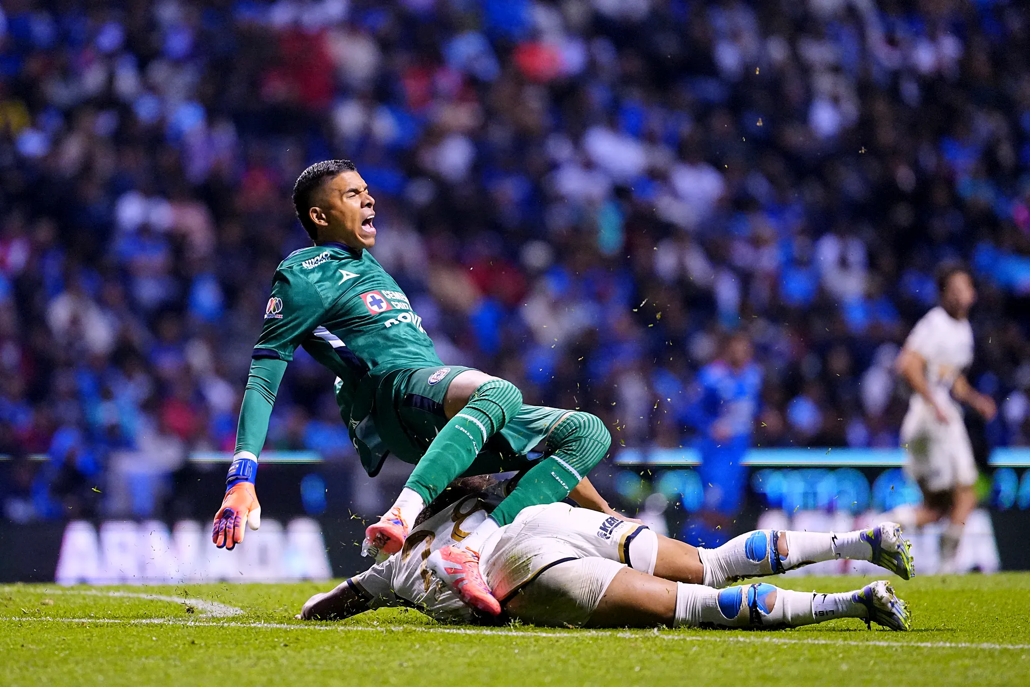 Padre de Adalberto Carrasquilla expuso a su hijo tras lesionar a Kevin Mier (Imago 7)