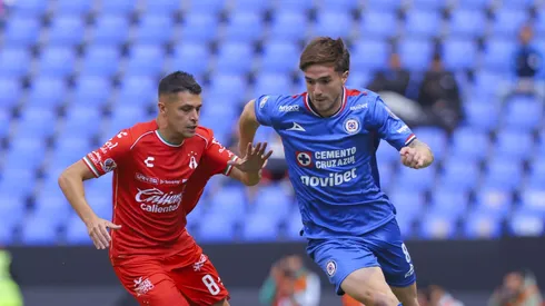 PUEBLA, MEXICO – JANUARY 14: Agustin Palavecino of Cruz Azul competes for the ball with Mateo Garcia of Atlas during the 2nd round match between Cruz Azul and Atlas as part of the Torneo Clausura 2026 Liga MX at Cuauhtemoc Stadium on January 14, 2026 in Puebla, Mexico. (Photo by Agustin Cuevas/Getty Images)
