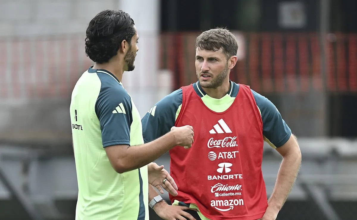 Mensaje de Santiago Giménez al Vasco Aguirre: “Podríamos armar una buena dupla…”