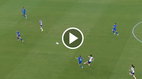 Alejandría Godínez se quedó corta con un despeje y fue batida con una vaselina de más de 30 metros.