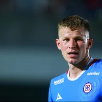 Lío entre Cruz Azul y el Dynamo por Mateusz Bogusz
