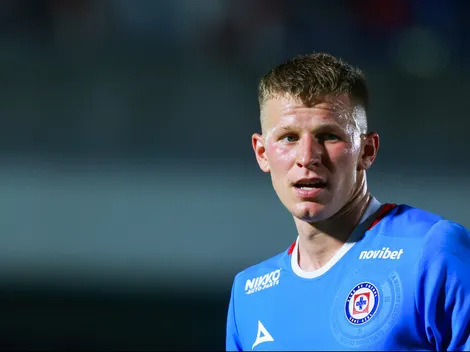 Lío entre Cruz Azul y el Dynamo por Mateusz Bogusz
