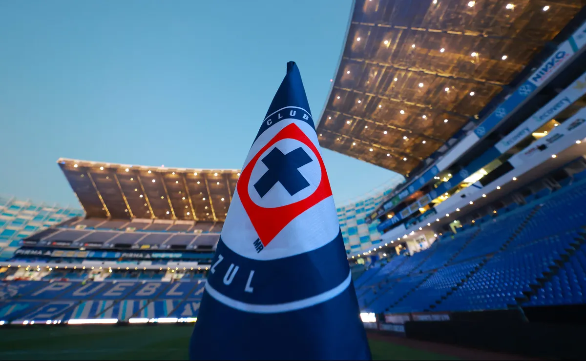 La razón por la que Cruz Azul todavía no fichó a un defensa central para el Clausura 2026