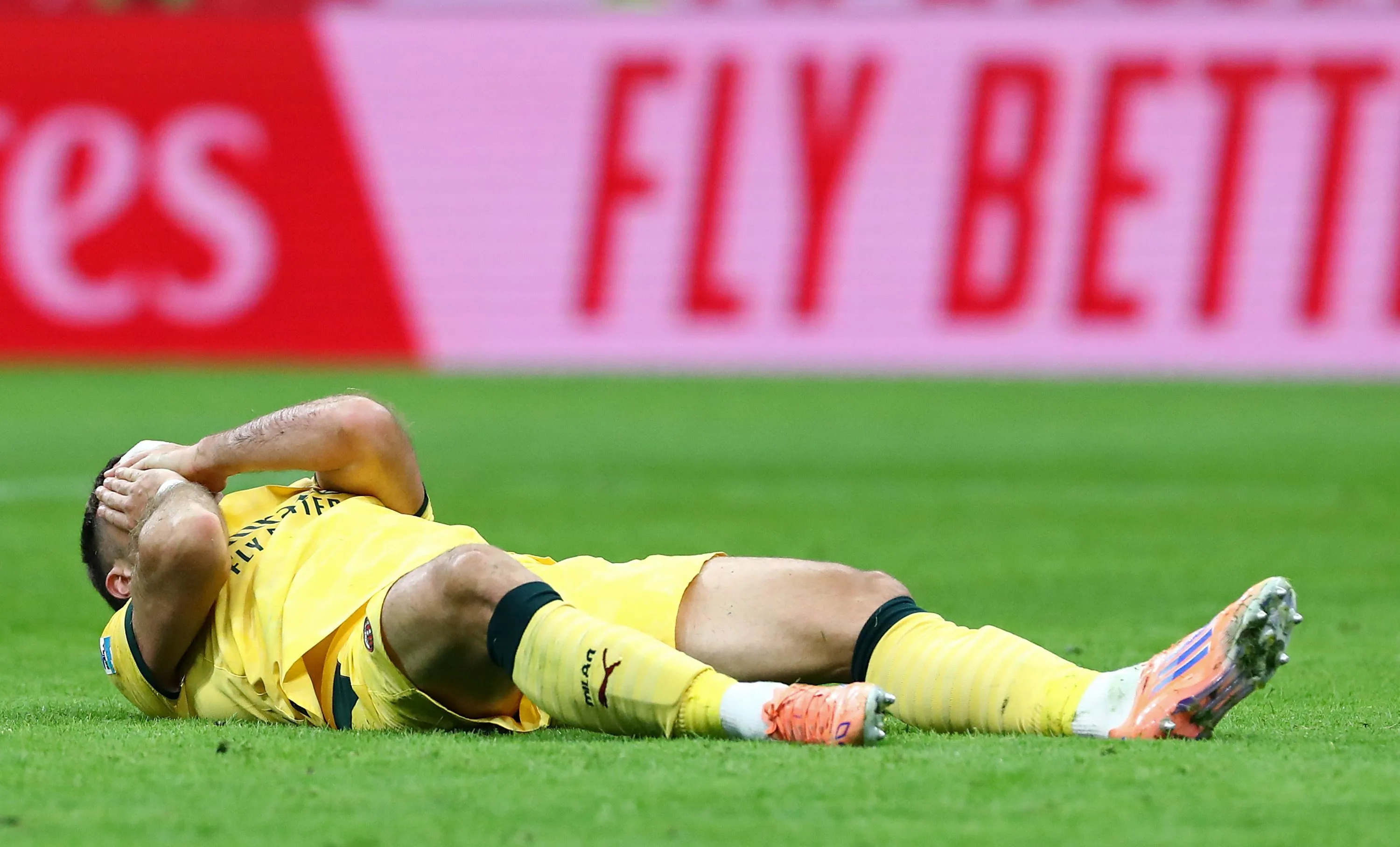 Santiago Giménez acumula más de tres meses sin jugar (Getty)