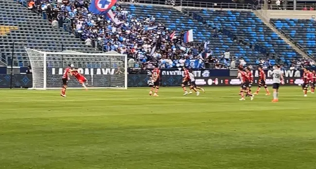 El remate de Rotondi que desvió el portero. (Captura El Chemin)