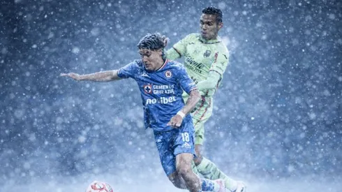 Las bajas temperaturas cubrieron de nieve el Olímpico Benito Juárez y surgió la duda sobre la posible suspensión del duelo de Cruz Azul.