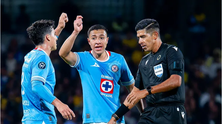 Andrés Montaño concedió una entrevista al canal oficial de Cruz Azul y reveló quienes lo arroparon en su llegada al equipo.