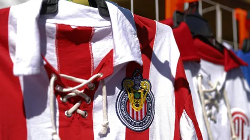 Aficionados de Chivas y Cruz Azul entraron en disputa por la nueva playera de los rojiblancos para este Clausura 2026.
