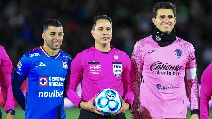 El show del árbitro Jesús Rafael López contra Cruz Azul