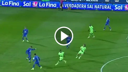 Willer Ditta casi anota un gol de antología con Cruz Azul.