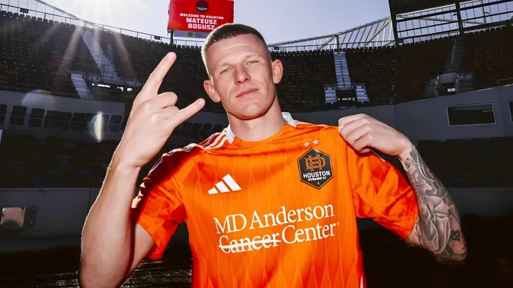 El polaco ya posa con los colores de Houston.