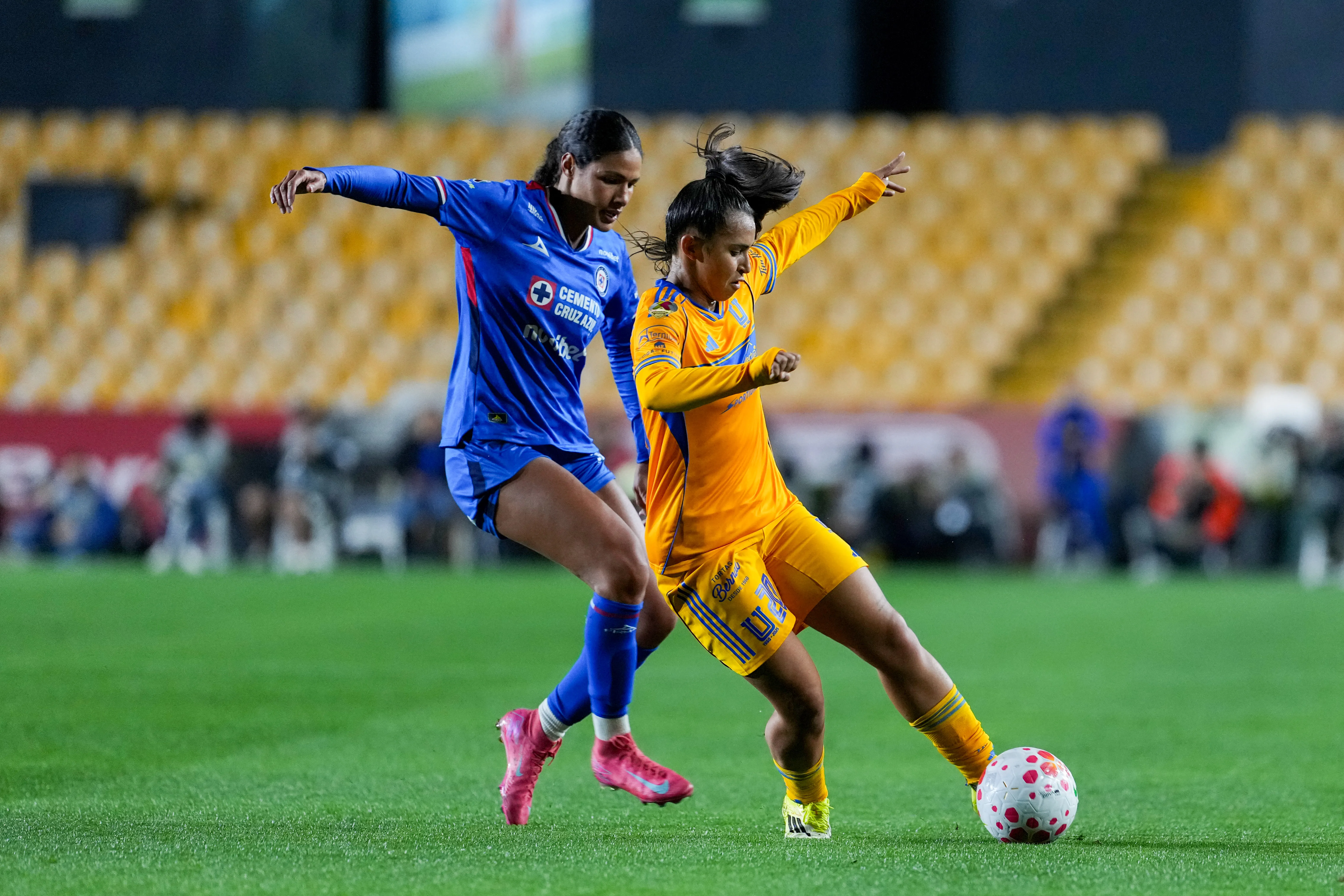 Cruz Azul Femenil no pudo sostener la ventaja en su visita a Tigres y cayó 4-2. (Imago7)