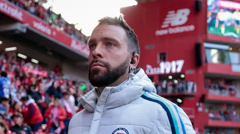 Nicolás Larcamón cumplió ante los Diablos Rojos su segundo partido de suspensión y su lugar en el banquillo lo ocupó Juan Mónaco.
