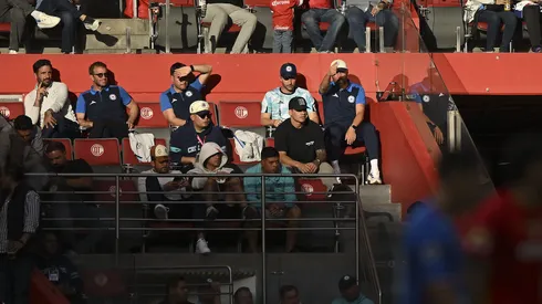 Nicolás Larcamón tampoco pudo dirigir a pie de campo contra el Toluca al cumplir su segundo partido de sanción.
