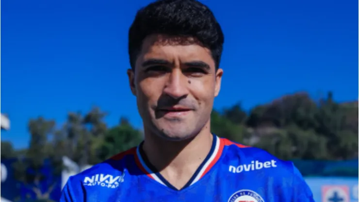 Nicolás Ibañez fue registrado inicialmente con el 9 pero a última hora cambiaron su dorsal.