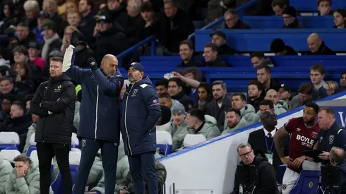 Paco Jémez es auxiliar técnico del West Ham y hoy fue protagonista de una historia surrealista que se está viviendo en el futbol inglés.
